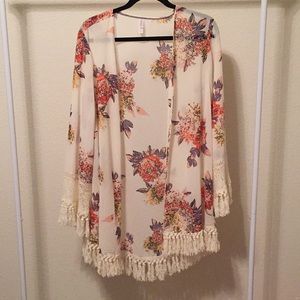 *NWOT Cream and Floral Fringe Lace Kimono
